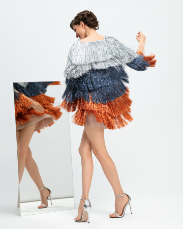 Объемное платье-мишура мини с рукавами