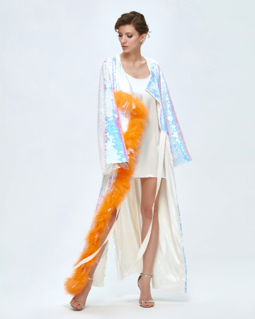 Накидка макси длины с перьями и боковыми разрезами  