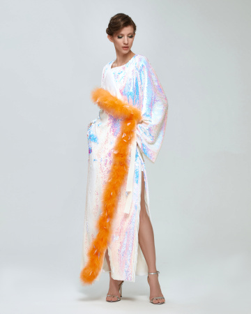 Накидка макси длины с перьями и боковыми разрезами  