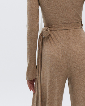 Комбинезон трикотажный с разрезом по ноге