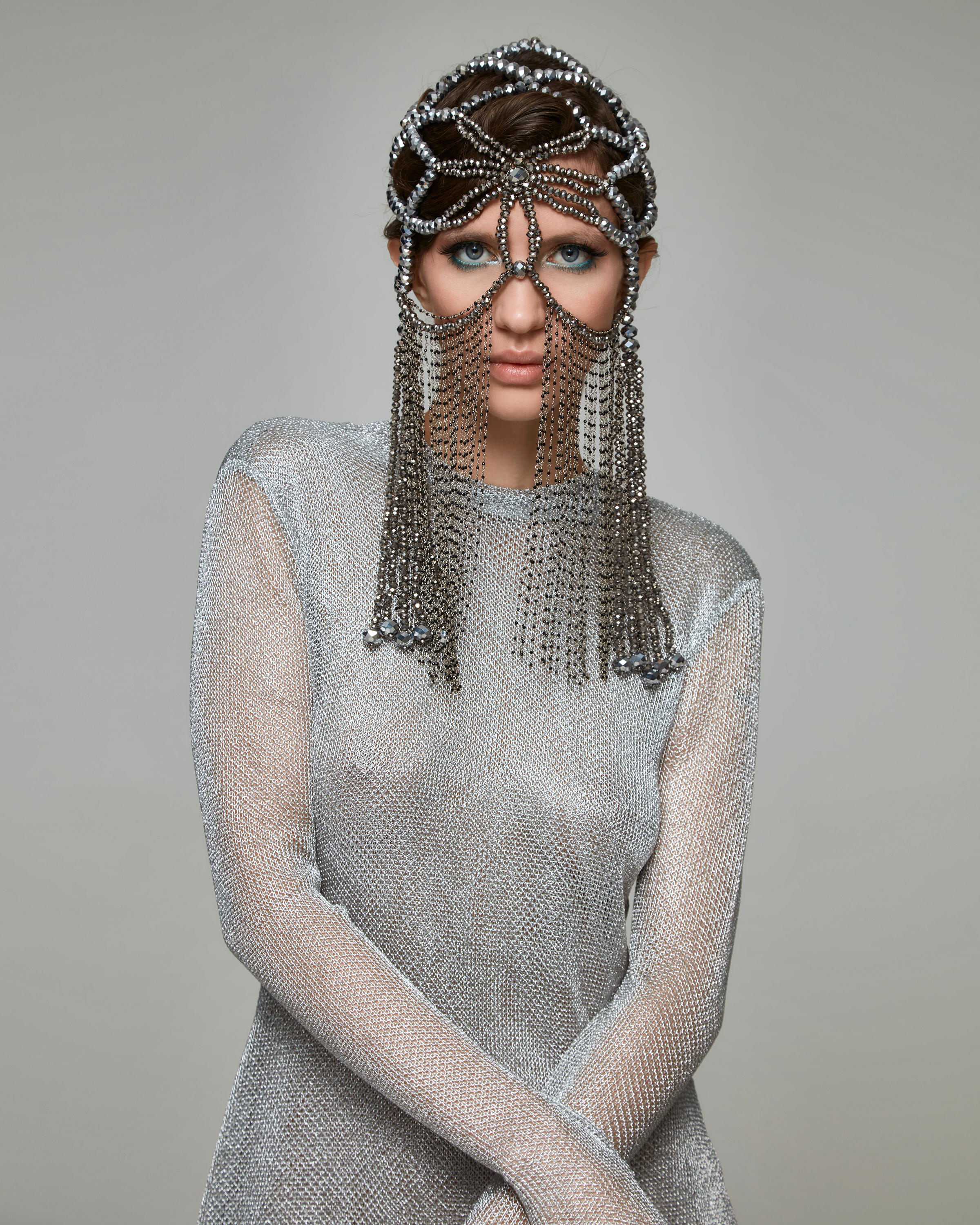 Украшение на голову из бусин и цепей с агатом