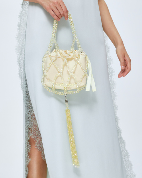 Плетеная сумка из бусин 