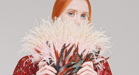 Перьевой клатч на пластике