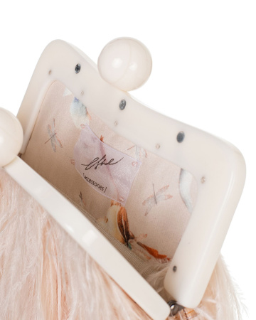 Перьевой клатч на пластике