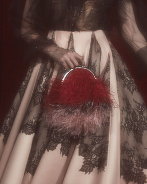 Перьевой клатч с цепочкой