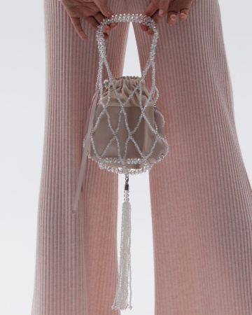 Плетеная сумка из бусин 