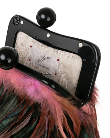 Перьевой клатч на пластике