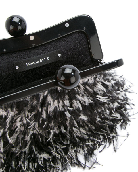 Перьевой клатч на пластике