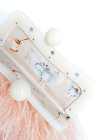 Перьевой клатч на пластике