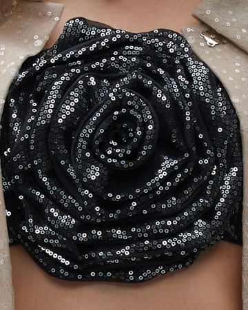 Топ укороченный с пайетками и розой