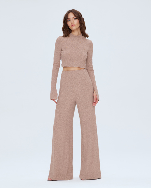 Кроп-топ трикотажный с пирсингом