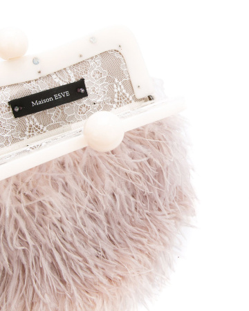 Перьевой клатч на пластике