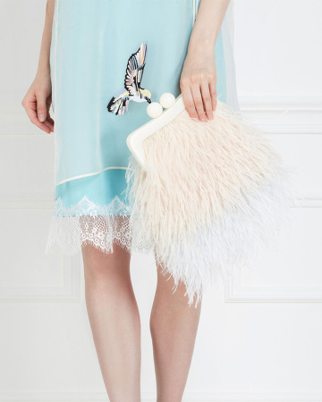 Перьевой клатч на пластике