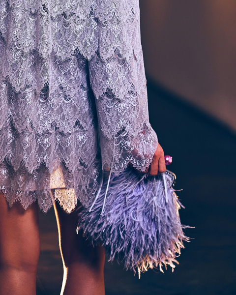 Перьевой клатч с цепочкой Перьевой клатч с цепочкой