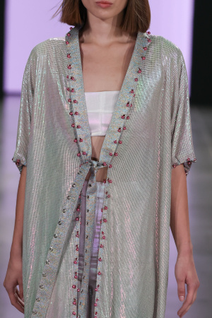 Накидка с пирсингом