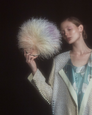 Перьевой клатч с цепочкой