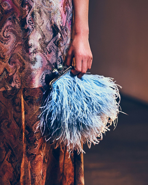 Перьевой клатч с цепочкой Перьевой клатч с цепочкой