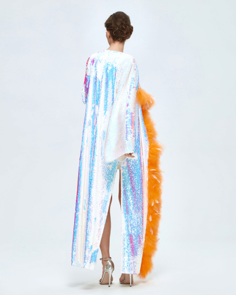 Накидка макси длины с перьями и боковыми разрезами  