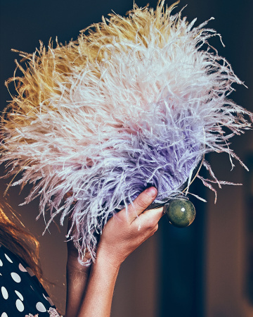 Перьевой клатч с цепочкой