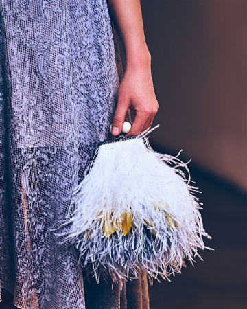 Перьевой клатч с цепочкой