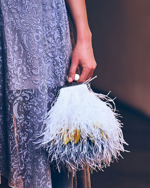 Перьевой клатч с цепочкой