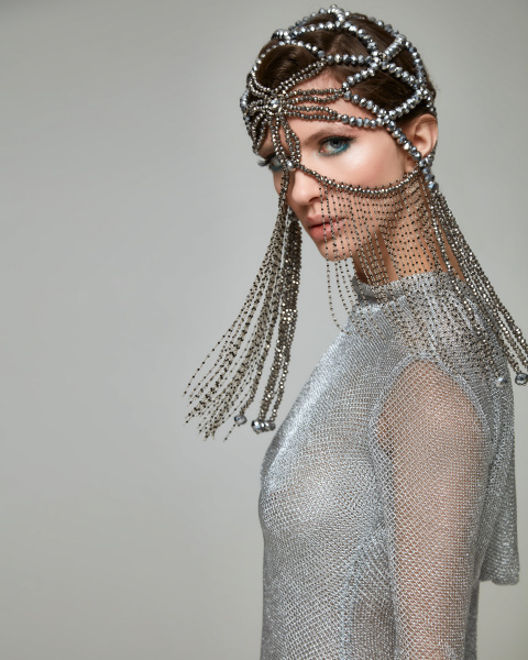 Украшение на голову из бусин и цепей с агатом