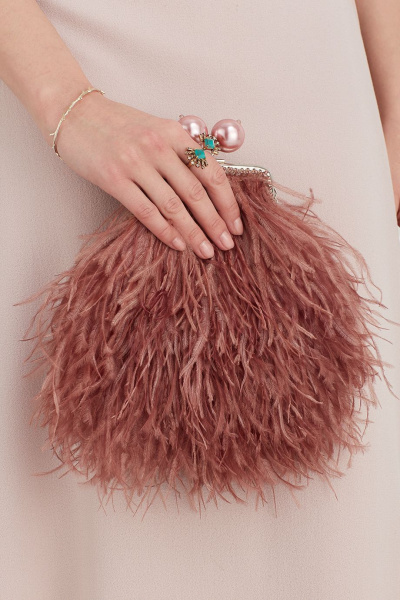 Перьевой клатч с цепочкой Перьевой клатч с цепочкой