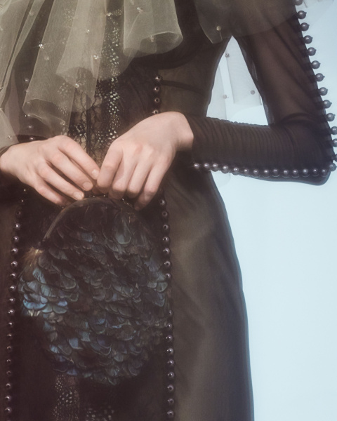 Перьевой клатч с цепочкой