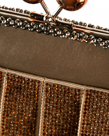 Клатч из лент со стразами