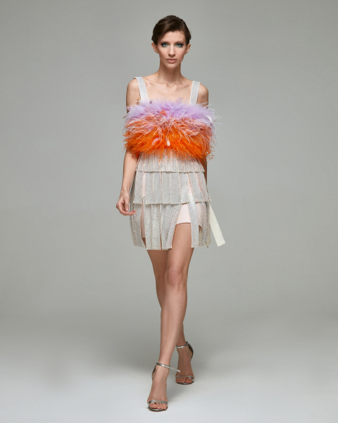Платье мини из перьев и лент со стразами